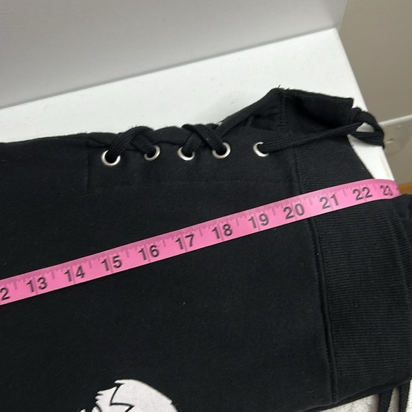 2017 Kiss Band Cropped Sweatshirt Crewneck Black women size Size Medium - Picture 7 of 7